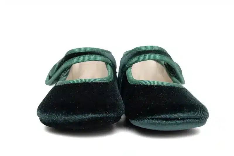 Merceditas velcro botón terciopelo verde bebé