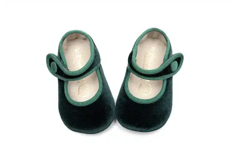 Merceditas velcro botón terciopelo verde bebé